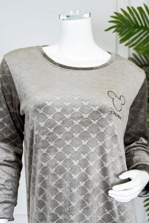 قميص نسائي شتوي طويل لون زيتي رمادي مزين بكتابات ورسومات ياقة دائرية و بأكمام طويلة