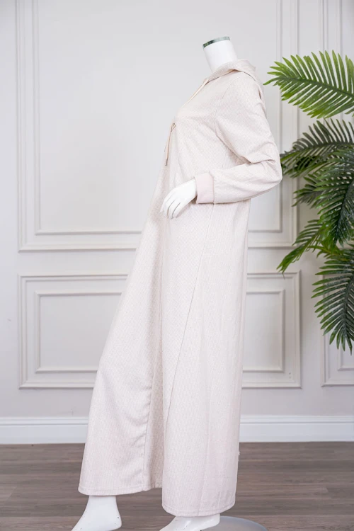 قميص نسائي شتوي طويل لون بيج فاتح مزين بكتابات ياقة بقبعة متصلة برباط و بأكمام طويلة