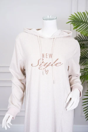 قميص نسائي شتوي طويل لون بيج فاتح مزين بكتابات ياقة بقبعة متصلة برباط و بأكمام طويلة