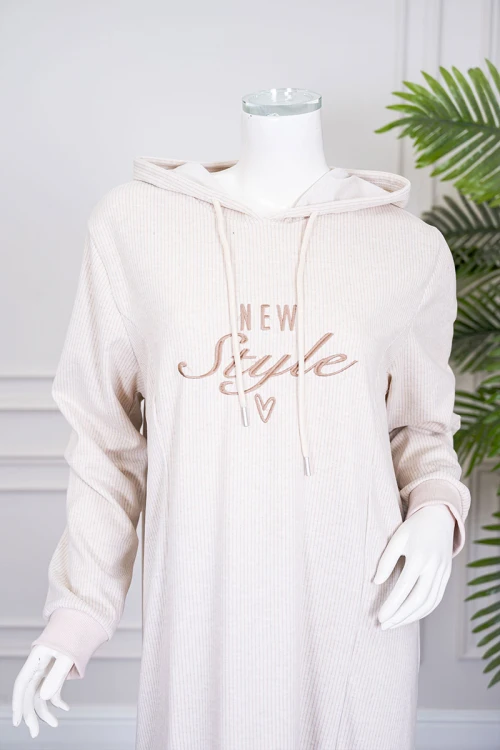 قميص نسائي شتوي طويل لون بيج فاتح مزين بكتابات ياقة بقبعة متصلة برباط و بأكمام طويلة