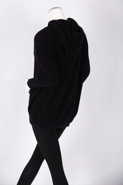 هودي نسائي صوف لون أسود بقبعة متصلة و أكمام طويلة