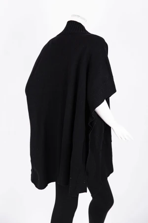 بلوزة نسائية بونشو صوف لون أسود ياقة عالية بأزرار من الأمام و الجانبين و بجيوب و أكمام قصيرة