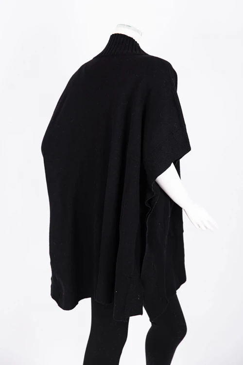 بلوزة نسائية بونشو صوف لون أسود ياقة عالية بأزرار من الأمام و الجانبين و بجيوب و أكمام قصيرة