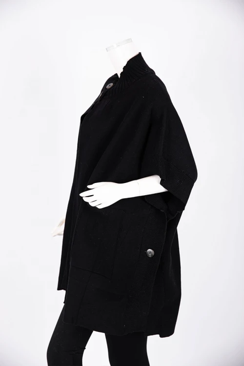 بلوزة نسائية بونشو صوف لون أسود ياقة عالية بأزرار من الأمام و الجانبين و بجيوب و أكمام قصيرة