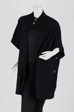 بلوزة نسائية بونشو صوف لون أسود ياقة عالية بأزرار من الأمام و الجانبين و بجيوب و أكمام قصيرة