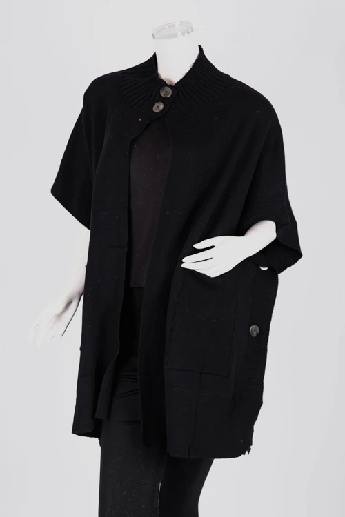 بلوزة نسائية بونشو صوف لون أسود ياقة عالية بأزرار من الأمام و الجانبين و بجيوب و أكمام قصيرة