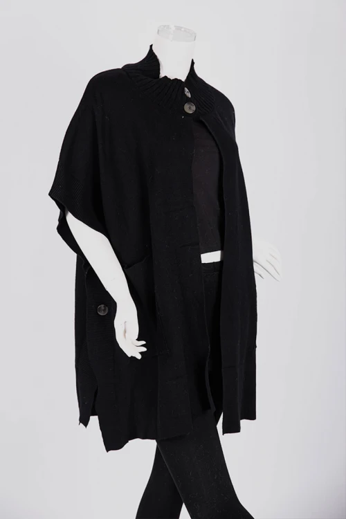 بلوزة نسائية بونشو صوف لون أسود ياقة عالية بأزرار من الأمام و الجانبين و بجيوب و أكمام قصيرة