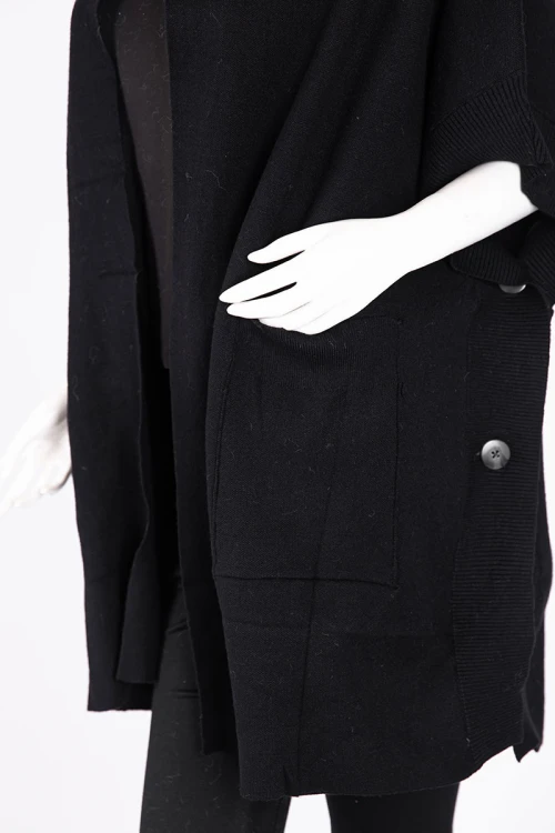 بلوزة نسائية بونشو صوف لون أسود ياقة عالية بأزرار من الأمام و الجانبين و بجيوب و أكمام قصيرة