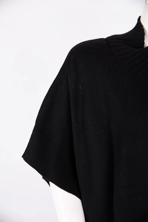 بلوزة نسائية بونشو صوف لون أسود ياقة عالية بأزرار من الأمام و الجانبين و بجيوب و أكمام قصيرة