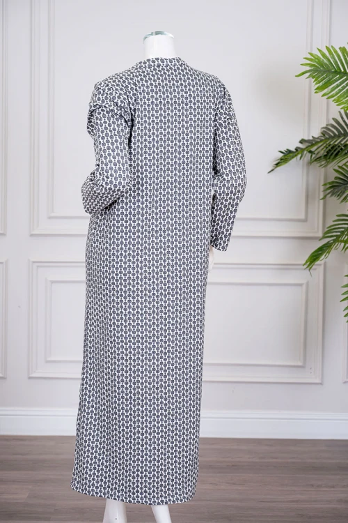 قميص نسائي طويل مزخرف باللون الرمادي ياقة دائرية بأزرار و بأكمام طويلة