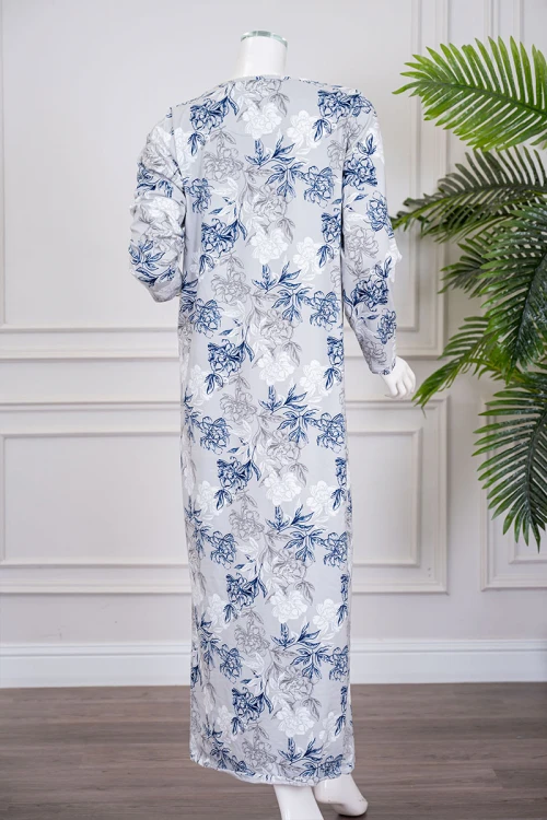 قميص نسائي طويل لون رمادي فاتح مشجر باللون الأبيض و الكحلي ياقة دائرية و بأكمام طويلة