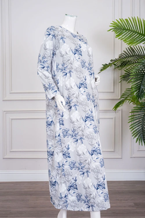 قميص نسائي طويل لون رمادي فاتح مشجر باللون الأبيض و الكحلي ياقة دائرية و بأكمام طويلة