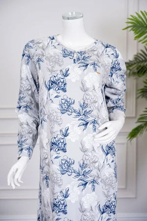 قميص نسائي طويل لون رمادي فاتح مشجر باللون الأبيض و الكحلي ياقة دائرية و بأكمام طويلة