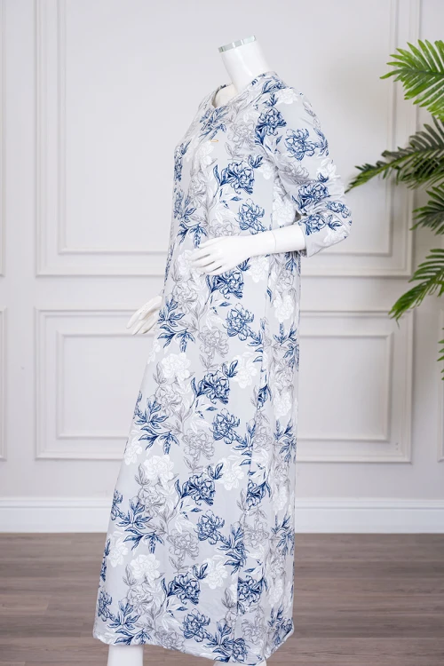 قميص نسائي طويل لون رمادي فاتح مشجر باللون الأبيض و الكحلي ياقة دائرية و بأكمام طويلة