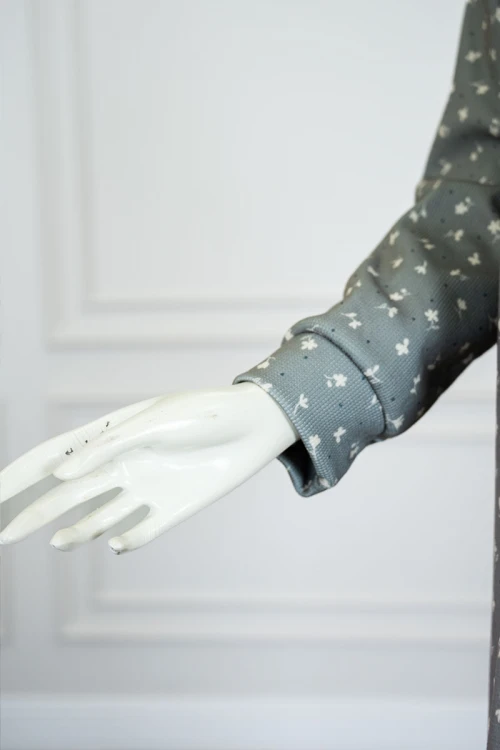 قميص نسائي شتوي طويل لون زيتي  مشجر باللون الأبيض ياقة دائرية بأزرار و بأكمام طويلة