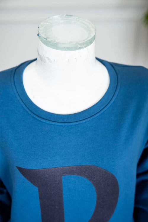 طقم-قطعتين-ولادي-شتوي-لون-أزرق-مزين-بكتابات-من-الأمام-بلوزة