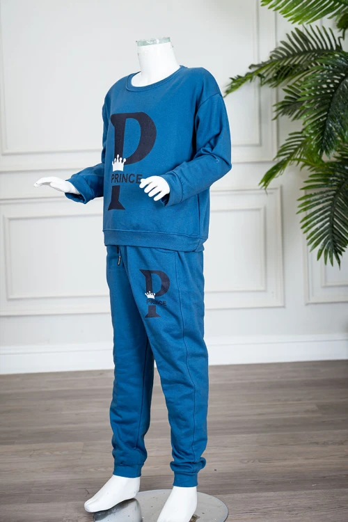 طقم-قطعتين-ولادي-شتوي-لون-أزرق-مزين-بكتابات-من-الأمام-بلوزة