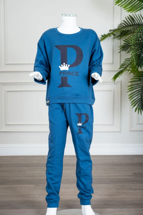 طقم-قطعتين-ولادي-شتوي-لون-أزرق-مزين-بكتابات-من-الأمام-بلوزة