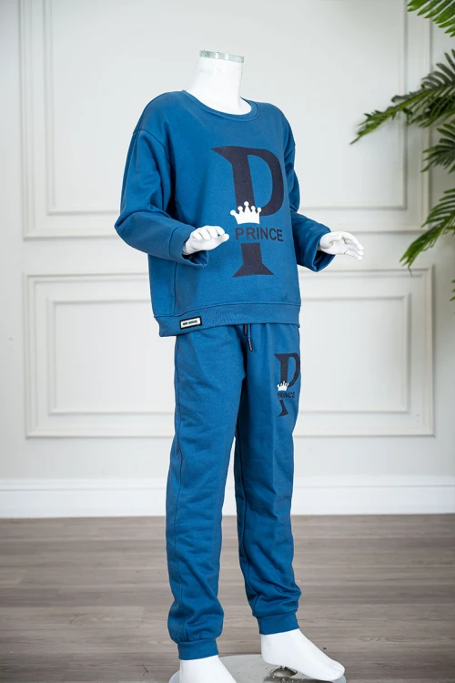 طقم-قطعتين-ولادي-شتوي-لون-أزرق-مزين-بكتابات-من-الأمام-بلوزة