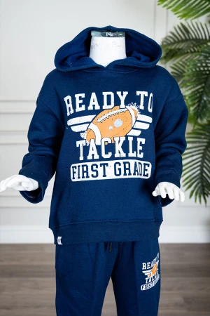 طقم قطعتين ولادي شتوي لون كحلي مزين بكتابات و رسومات من الأمام بلوزة بقبعة متصلة و بأكمام طويلة و بنطلون برباط في الخصر