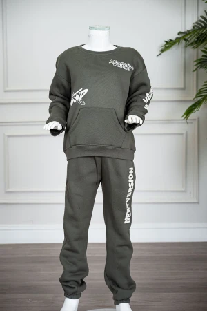 طقم قطعتين ولادي شتوي لون زيتي مزين بكتابات من الأمام و الخلف بلوزة ياقة دائرية بجيوب و أكمام طويلة و بنطلون طويل 