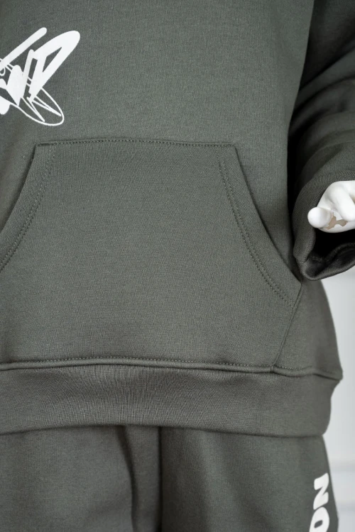 طقم قطعتين ولادي شتوي لون زيتي مزين بكتابات من الأمام و الخلف بلوزة ياقة دائرية بجيوب و أكمام طويلة و بنطلون طويل