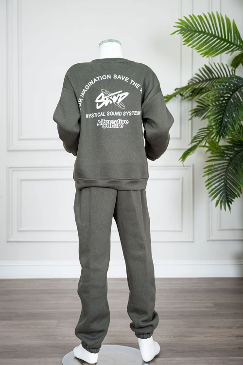 طقم قطعتين ولادي شتوي لون زيتي مزين بكتابات من الأمام و الخلف بلوزة ياقة دائرية بجيوب و أكمام طويلة و بنطلون طويل