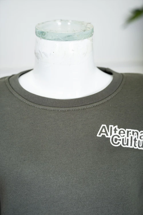 طقم قطعتين ولادي شتوي لون زيتي مزين بكتابات من الأمام و الخلف بلوزة ياقة دائرية بجيوب و أكمام طويلة و بنطلون طويل