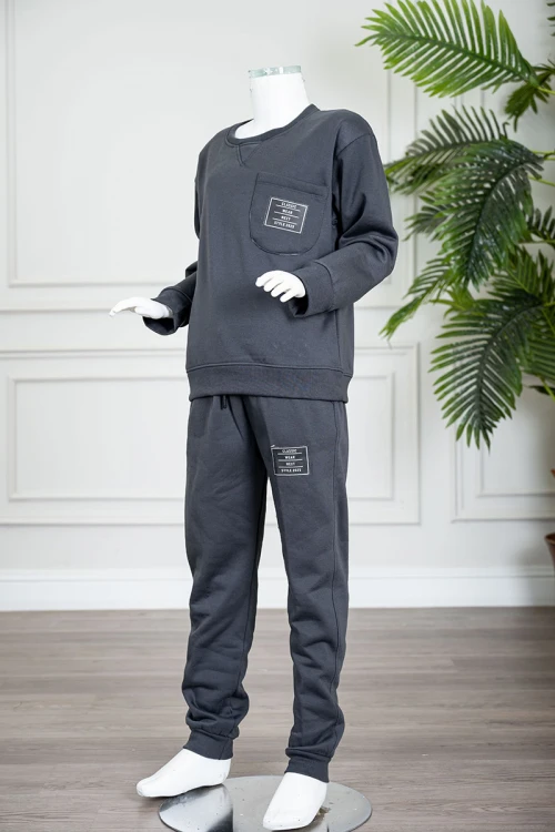 طقم قطعتين ولادي شتوي لون رصاصي مزين بكتابات من الأمام بلوزة ياقة دائرية بجيب و أكمام طويلة و بنطلون طويل