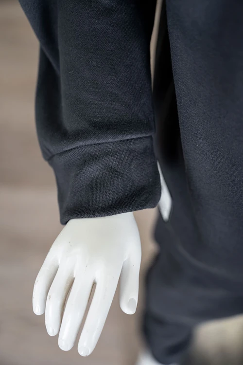 طقم قطعتين ولادي شتوي لون رصاصي مزين بكتابات من الأمام بلوزة ياقة دائرية بجيب و أكمام طويلة و بنطلون طويل