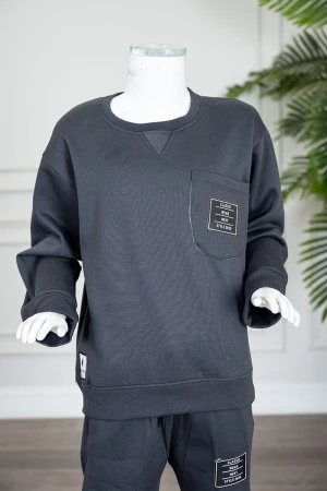 طقم قطعتين ولادي شتوي لون رصاصي مزين بكتابات من الأمام بلوزة ياقة دائرية بجيب و أكمام طويلة و بنطلون طويل 