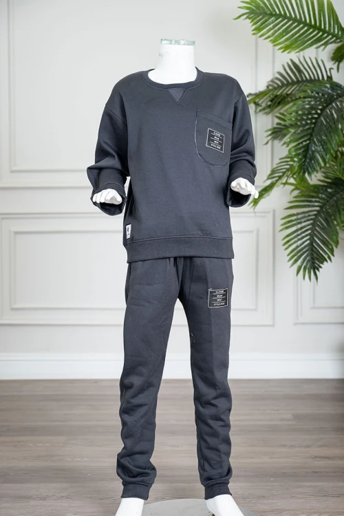 طقم قطعتين ولادي شتوي لون رصاصي مزين بكتابات من الأمام بلوزة ياقة دائرية بجيب و أكمام طويلة و بنطلون طويل