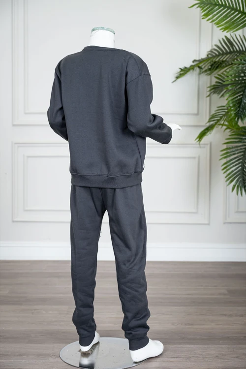 طقم قطعتين ولادي شتوي لون رصاصي مزين بكتابات من الأمام بلوزة ياقة دائرية بجيب و أكمام طويلة و بنطلون طويل