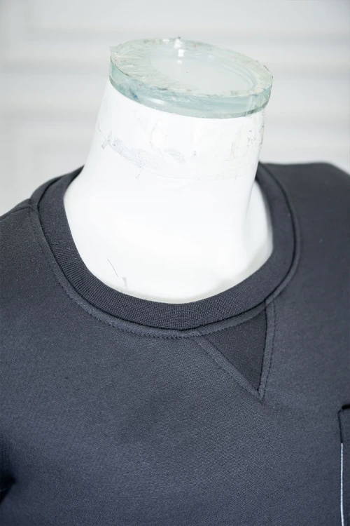 طقم قطعتين ولادي شتوي لون رصاصي مزين بكتابات من الأمام بلوزة ياقة دائرية بجيب و أكمام طويلة و بنطلون طويل