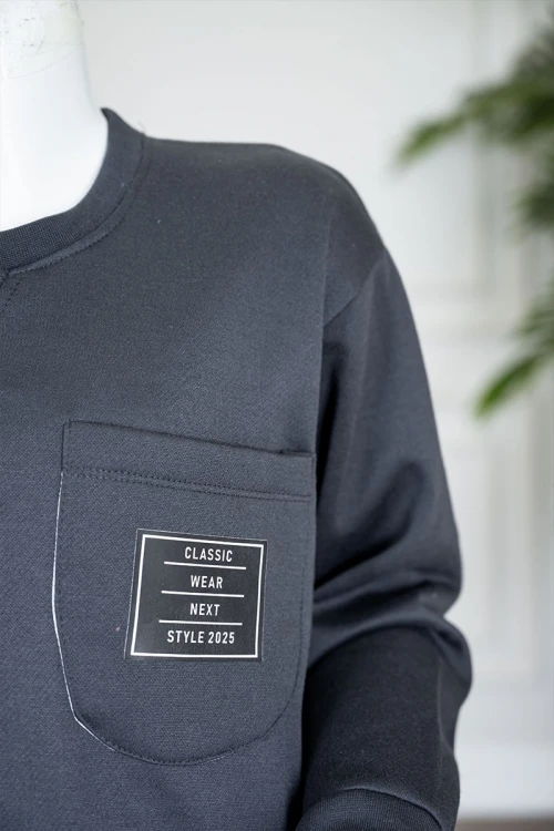 طقم قطعتين ولادي شتوي لون رصاصي مزين بكتابات من الأمام بلوزة ياقة دائرية بجيب و أكمام طويلة و بنطلون طويل