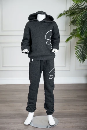 طقم قطعتين ولادي شتوي لون أسود مزين بكتابات من الأمام بلوزة بقبعة متصلة و بأكمام طويلة و بنطلون طويل