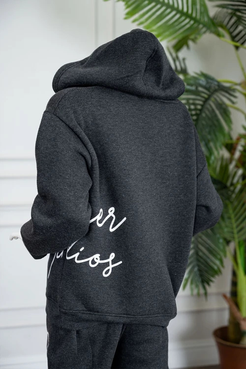 طقم قطعتين ولادي شتوي لون أسود مزين بكتابات من الأمام بلوزة بقبعة متصلة و بأكمام طويلة و بنطلون طويل