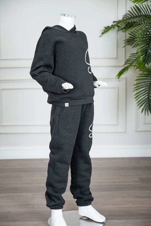 طقم قطعتين ولادي شتوي لون أسود مزين بكتابات من الأمام بلوزة بقبعة متصلة و بأكمام طويلة و بنطلون طويل