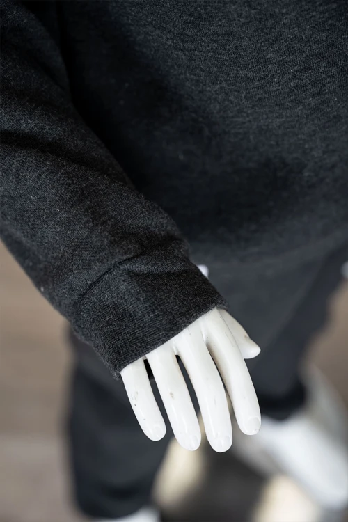 طقم قطعتين ولادي شتوي لون أسود مزين بكتابات من الأمام بلوزة بقبعة متصلة و بأكمام طويلة و بنطلون طويل