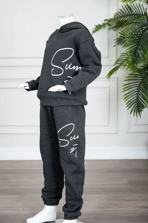 طقم قطعتين ولادي شتوي لون أسود مزين بكتابات من الأمام بلوزة بقبعة متصلة و بأكمام طويلة و بنطلون طويل