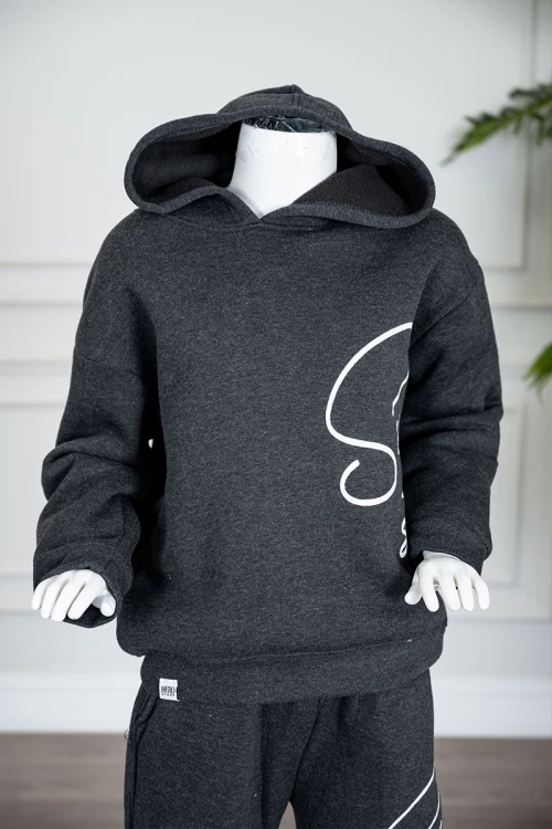 طقم قطعتين ولادي شتوي لون أسود مزين بكتابات من الأمام بلوزة بقبعة متصلة و بأكمام طويلة و بنطلون طويل