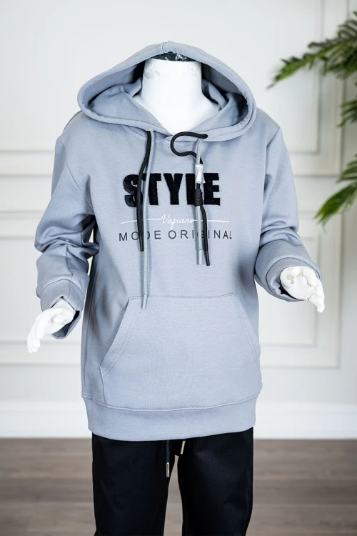 طقم-قطعتين-ولادي-شتوي-بلوزة-لون-سماوي-مزينة-بكتابات-من-الأمام-بقبعة-متصلة