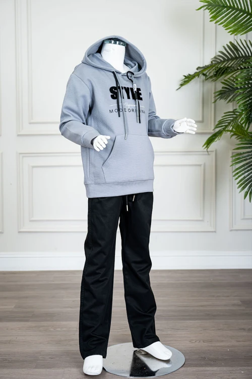 طقم-قطعتين-ولادي-شتوي-بلوزة-لون-سماوي-مزينة-بكتابات-من-الأمام-بقبعة-متصلة