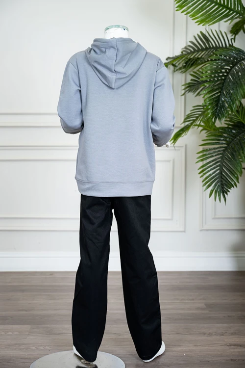 طقم-قطعتين-ولادي-شتوي-بلوزة-لون-سماوي-مزينة-بكتابات-من-الأمام-بقبعة-متصلة