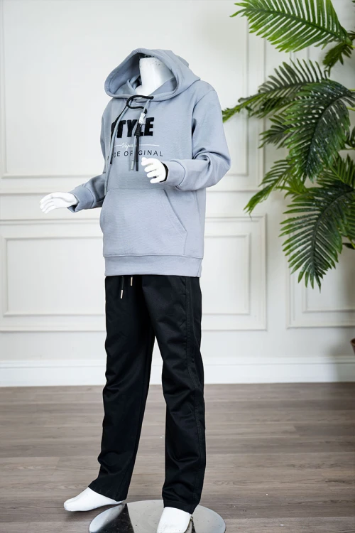 طقم-قطعتين-ولادي-شتوي-بلوزة-لون-سماوي-مزينة-بكتابات-من-الأمام-بقبعة-متصلة