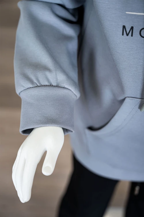 طقم-قطعتين-ولادي-شتوي-بلوزة-لون-سماوي-مزينة-بكتابات-من-الأمام-بقبعة-متصلة