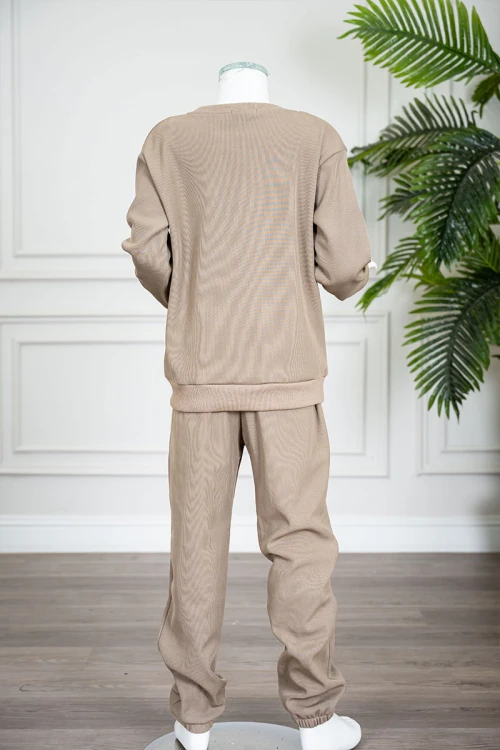 طقم قطعتين ولادي شتوي لون بيج غامق مزين بكتابات من الأمام بلوزة ياقة دائرية بأكمام طويلة و بنطلون طويل برباط في الخصر