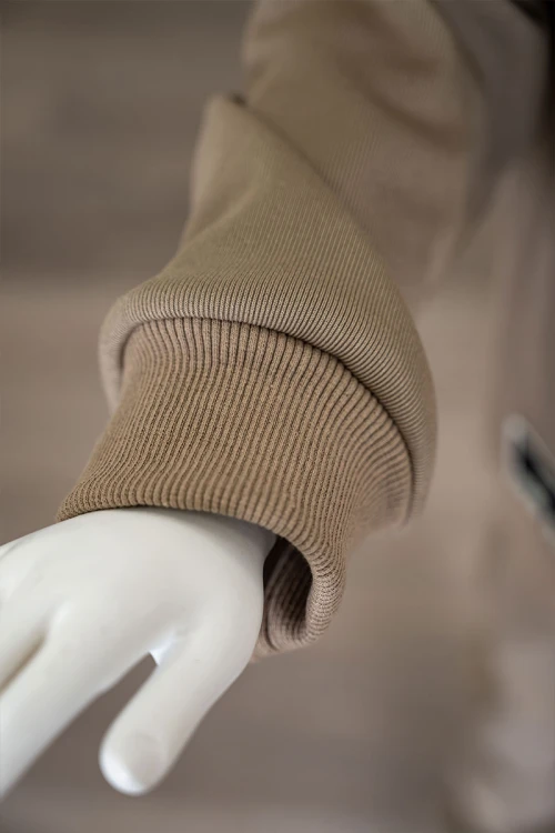 طقم قطعتين ولادي شتوي لون بيج غامق مزين بكتابات من الأمام بلوزة ياقة دائرية بأكمام طويلة و بنطلون طويل برباط في الخصر