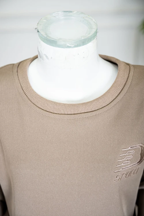 طقم قطعتين ولادي شتوي لون بيج غامق مزين بكتابات من الأمام بلوزة ياقة دائرية بأكمام طويلة و بنطلون طويل برباط في الخصر