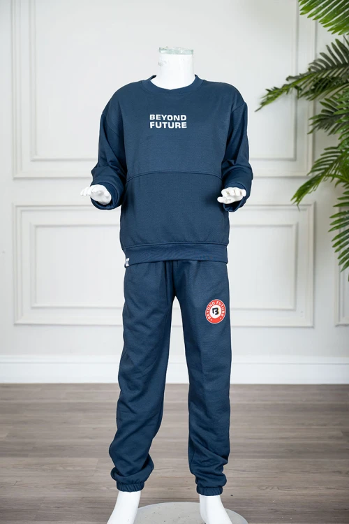 طقم قطعتين ولادي شتوي لون كحلي مزين بكتابات من الأمام بلوزة ياقة دائرية بجيوب و أكمام طويلة و بنطلون طويل بطبعات